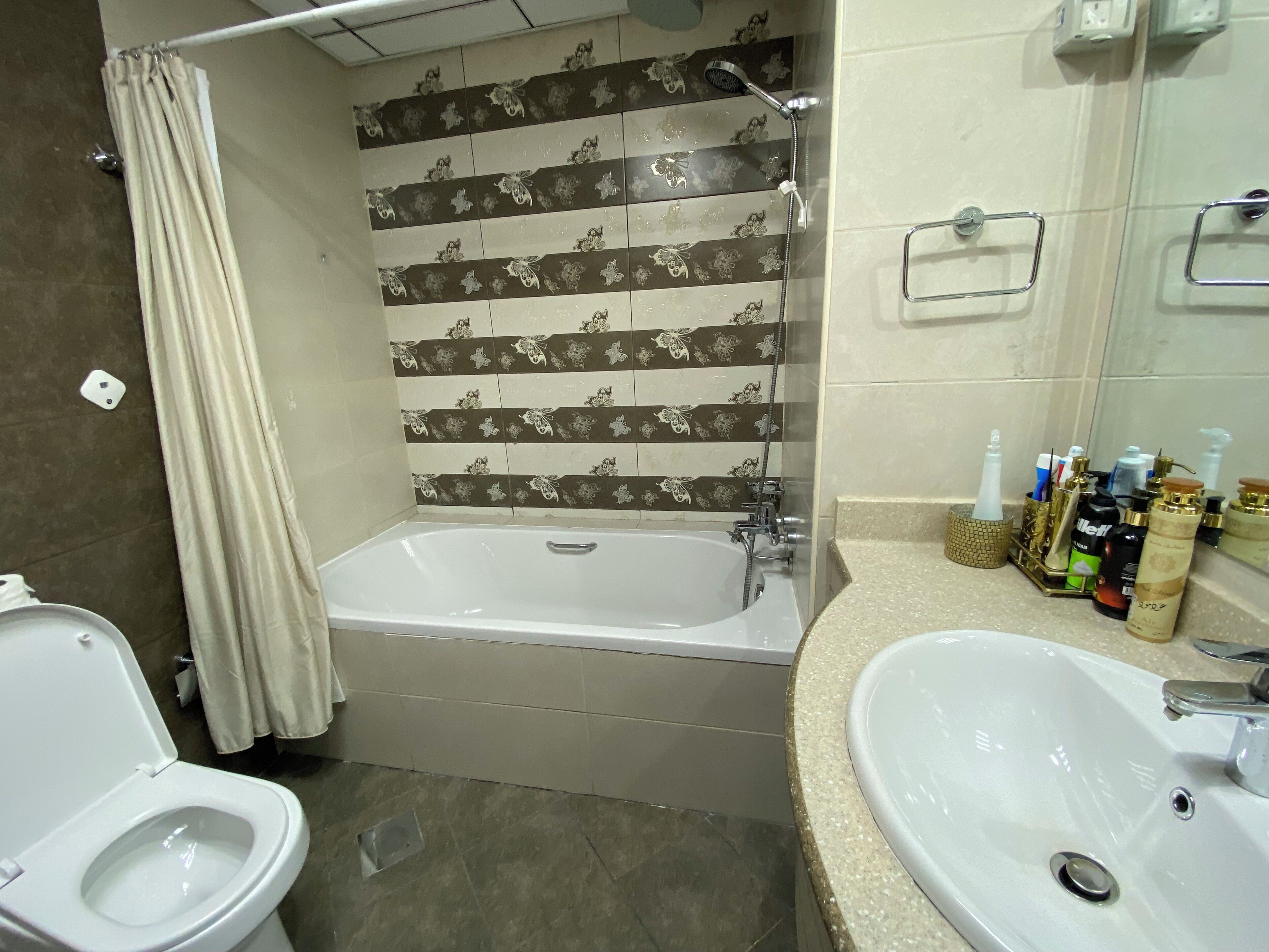 Sèche-cheveux, bidet, serviettes fournies, savon