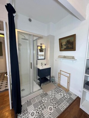 Secador de cabelo, toalhas de banho, sabonete, shampoo