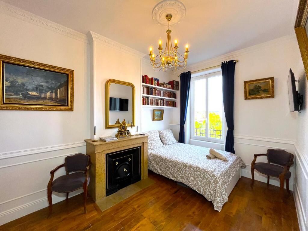 Tabla de planchar con plancha, wifi, ropa de cama