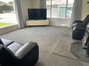 TV connectée, cheminée, livres