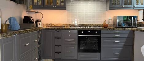 Mikrobølgeovn, ovn og kokeplater