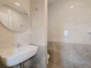 Douche, douche à « effet pluie », serviettes fournies, savon