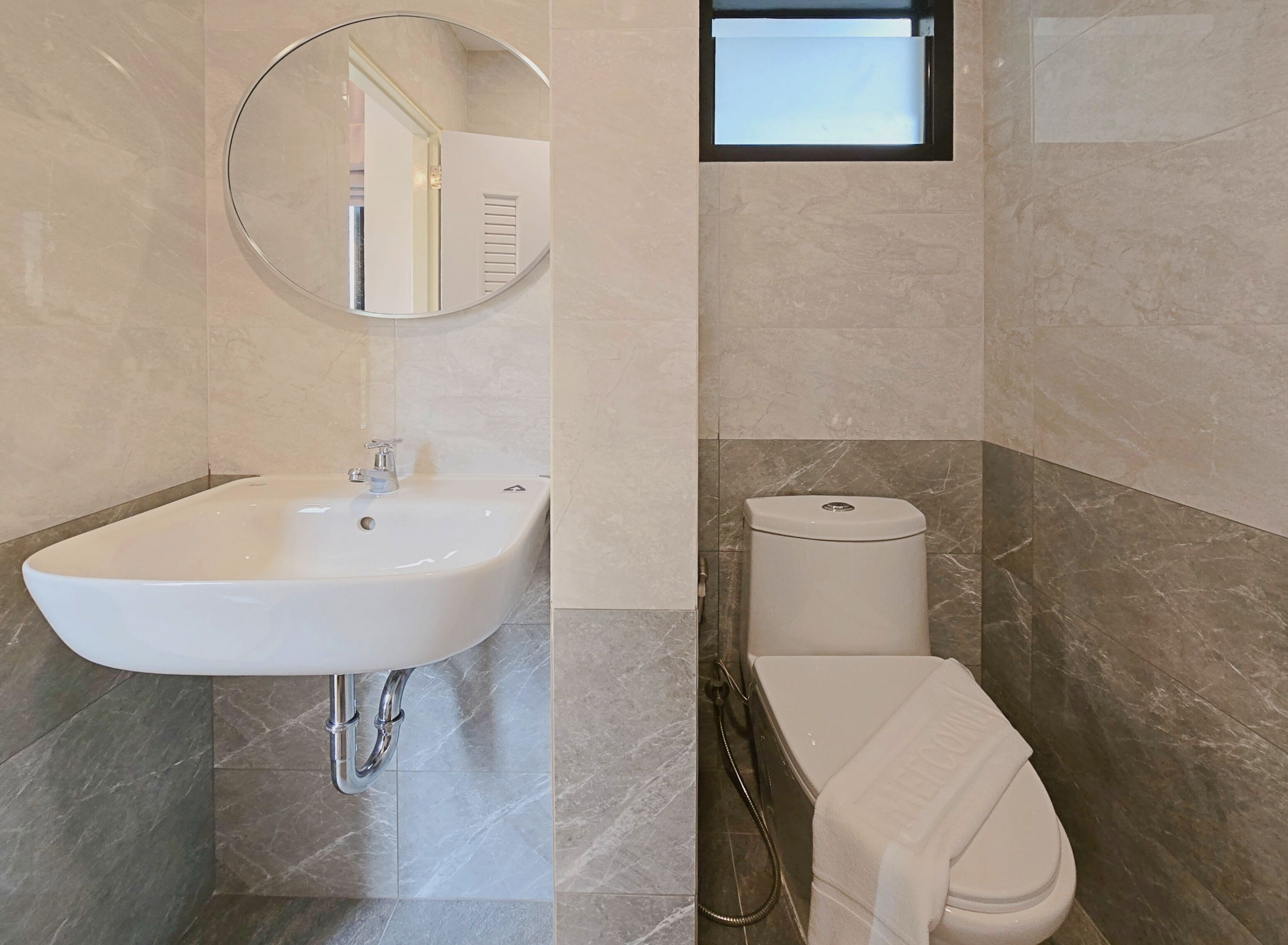 Superior tweepersoonskamer | Badkamer | Een douche, een regendouche, handdoeken, zeep