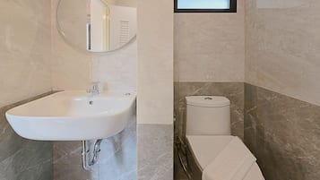 Superior tweepersoonskamer | Badkamer | Een douche, een regendouche, handdoeken, zeep