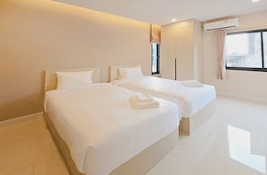 Habitación superior con 2 camas individuales | Cortinas opacas, wifi gratis, ropa de cama