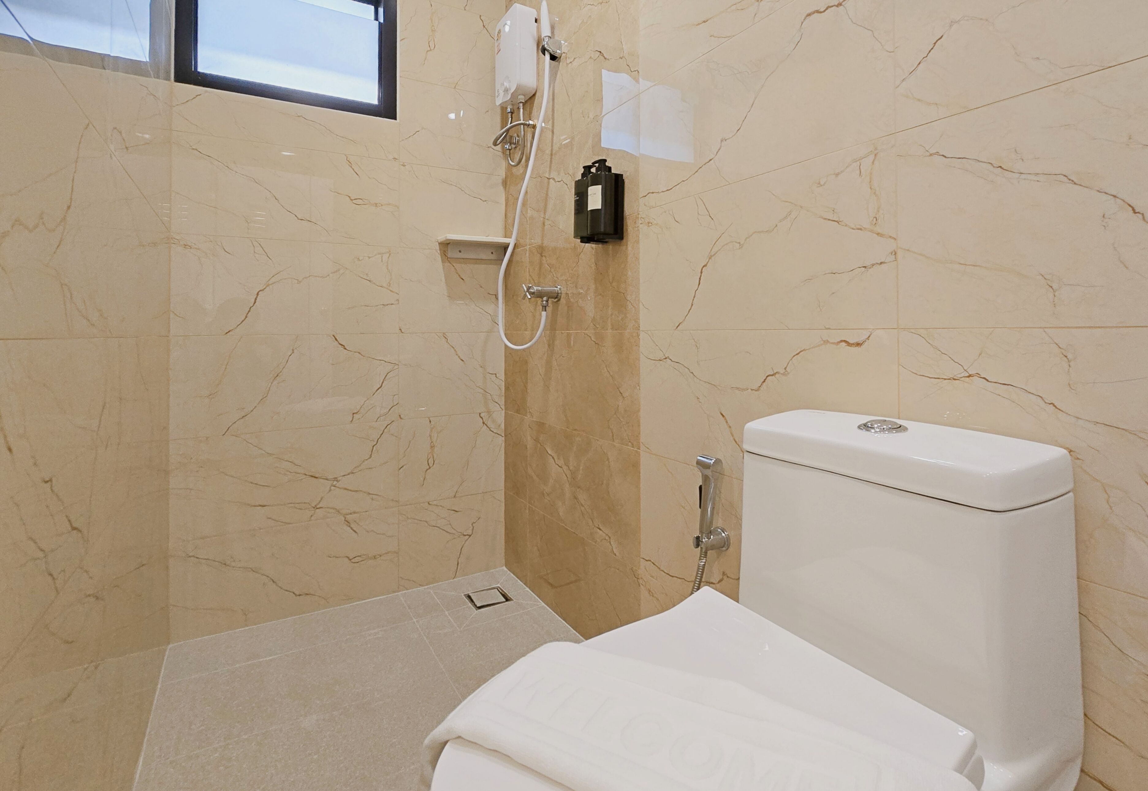 Superior Twin kamer | Badkamer | Een douche, een regendouche, handdoeken, zeep