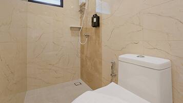 Superior Twin kamer | Badkamer | Een douche, een regendouche, handdoeken, zeep