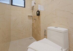 Habitación superior con 2 camas individuales | Baño | Ducha, cabezal de ducha tipo lluvia, toallas y jabón