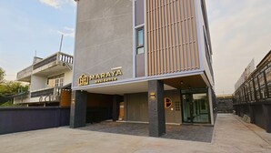 Een modern gebouw met een bord waarop 'MARAYA Residence' staat.