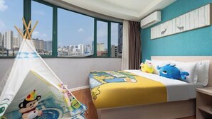 Habitación de hotel con cama, ventana con vista a la ciudad, unidad de aire acondicionado blanca y una obra de arte colgada en la pared.