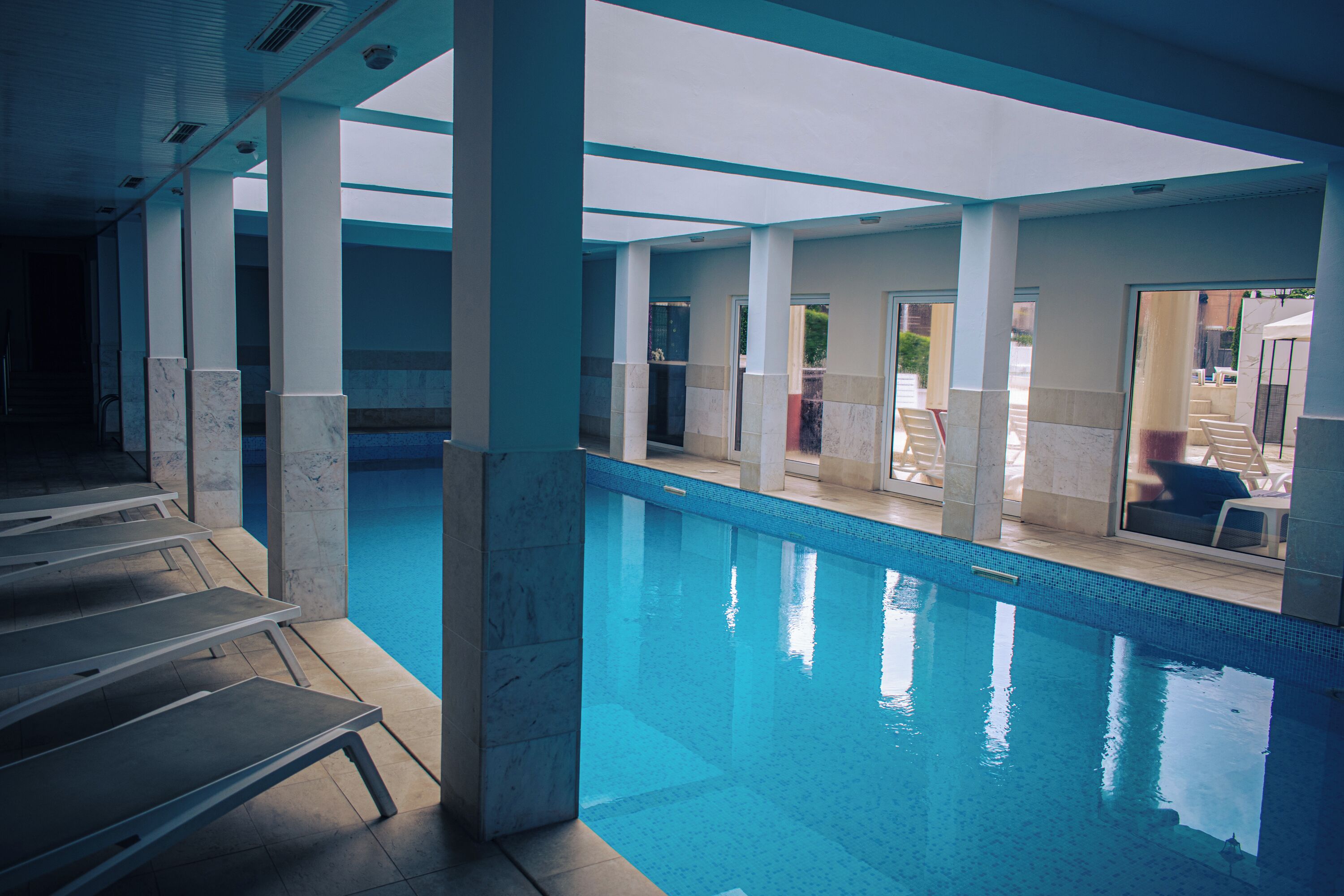 室内游泳池，室外游泳池