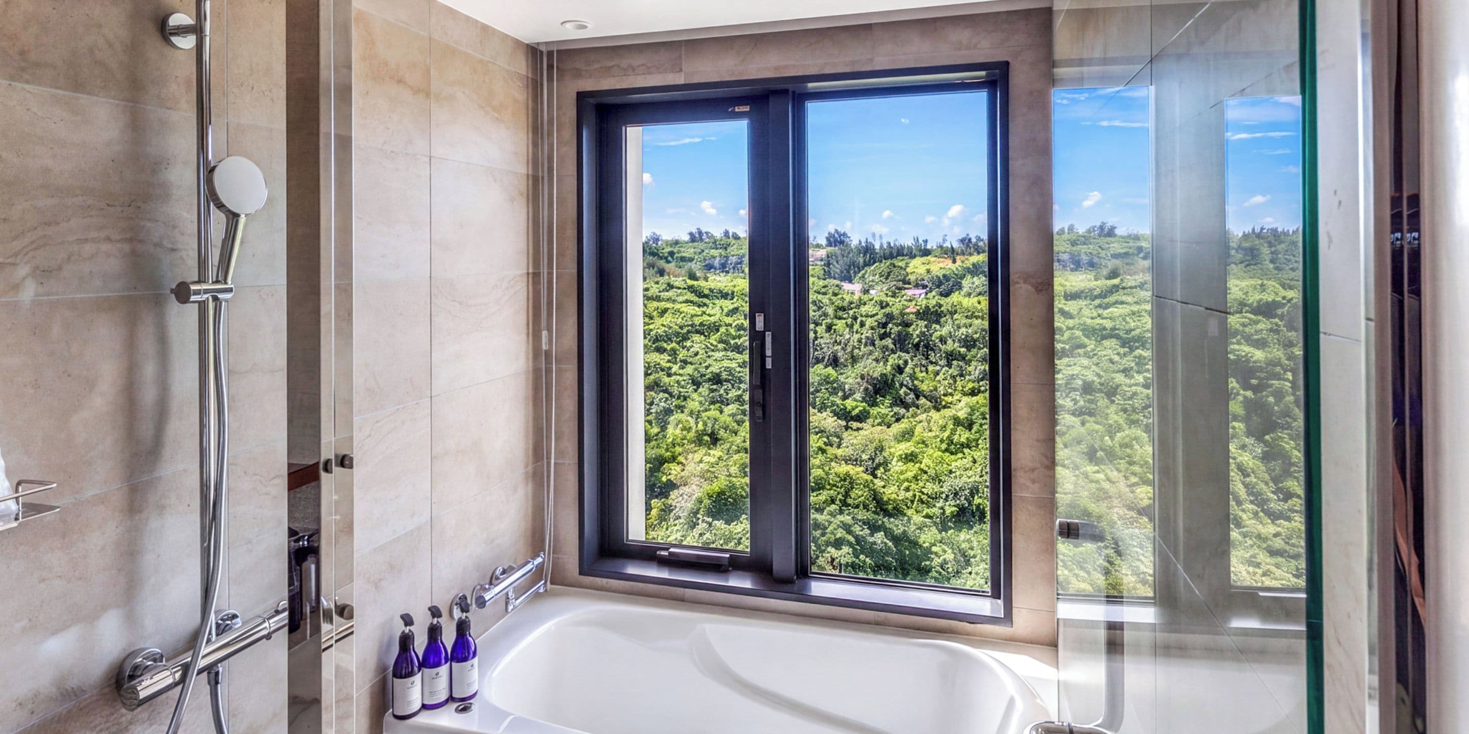 Corner Premium Suite High Floor with Lounge Access | Down comforters, in-room safe, WiFi (free), bed sheets