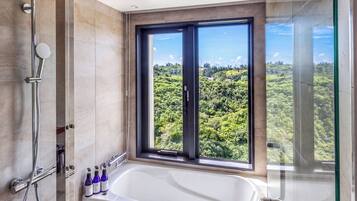 Corner Premium Suite High Floor with Lounge Access | Down comforters, in-room safe, WiFi (free), bed sheets