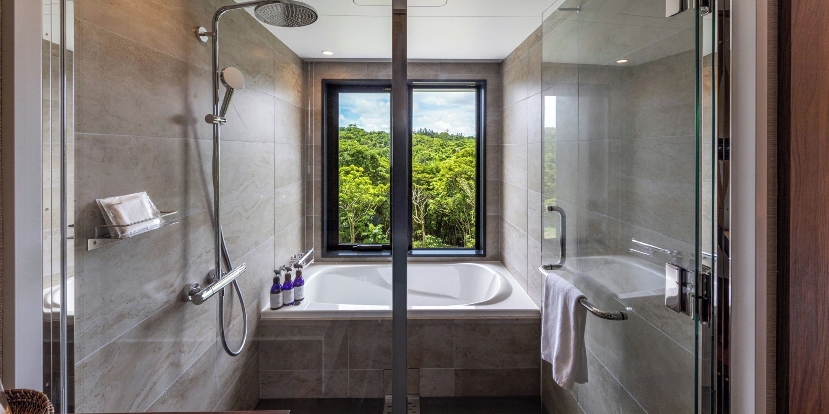 Corner Premium Suite with Lounge Access | Down duvets, in-room safe, free WiFi, bed sheets