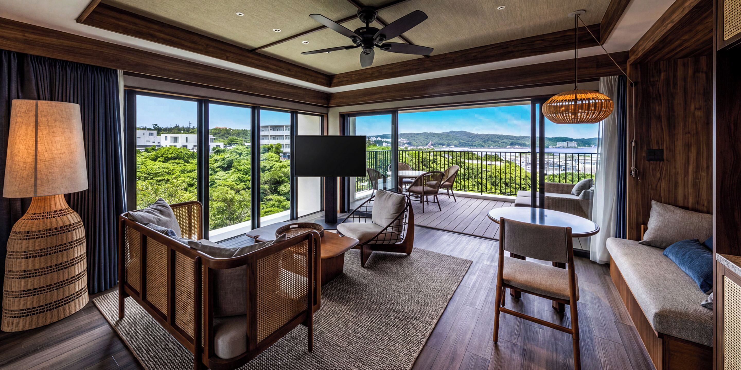 Corner Premium Suite with Lounge Access