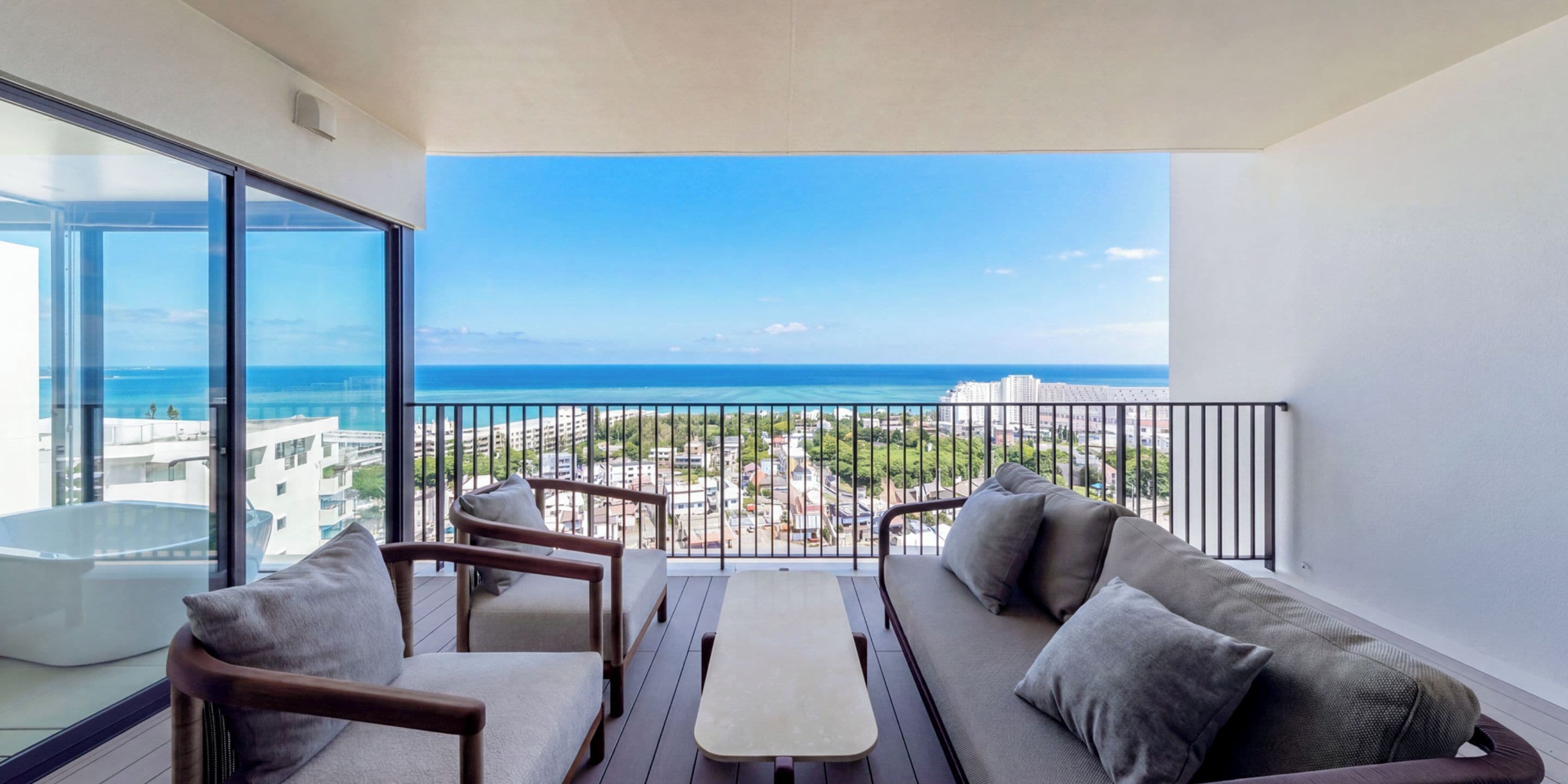 Corner Deluxe Suite with Lounge Access | Terrace/patio