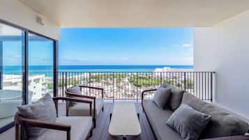 Suite Deluxe (Corner,with Lounge Access) | Terrasse/Patio