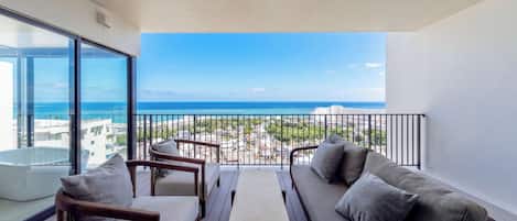 Suite Deluxe (Corner,with Lounge Access) | Terraza o patio