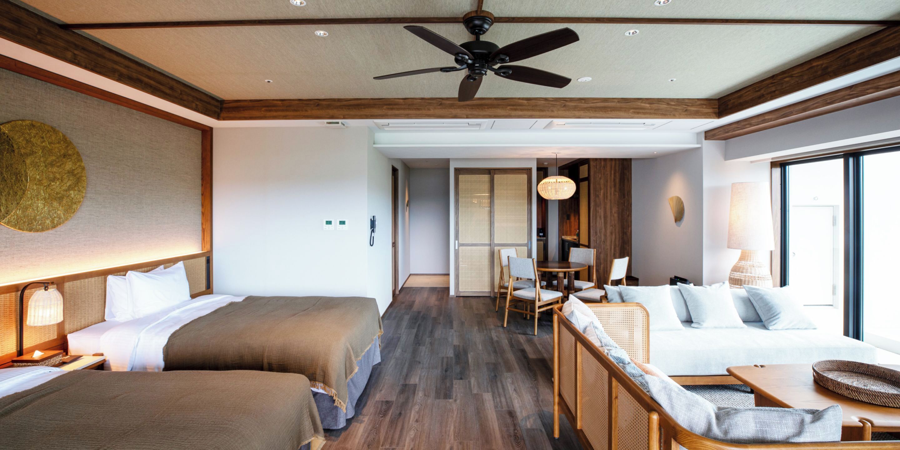 Corner Superior with Lounge Access | Down comforters, in-room safe, WiFi (free), bed sheets