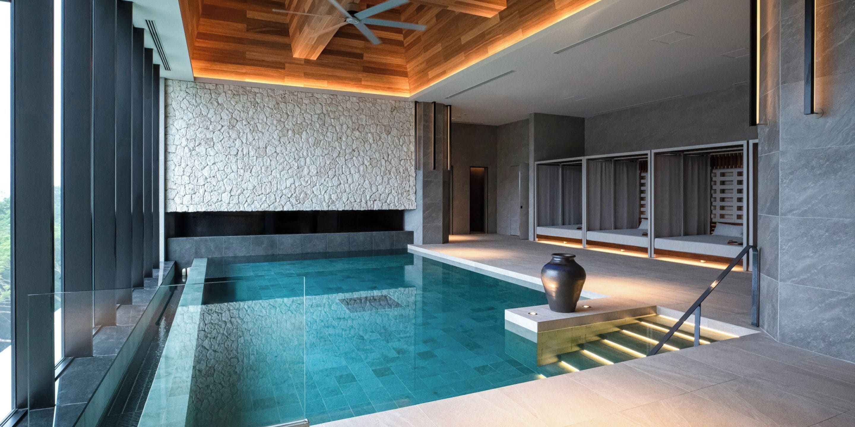 Piscina interna, piscina externa, espreguiçadeiras, salva-vidas no local