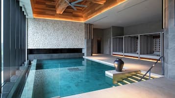 Piscina interna, piscina externa, espreguiçadeiras, salva-vidas no local