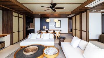 Corner Deluxe Suite with Lounge Access | Down duvets, in-room safe, free WiFi, bed sheets