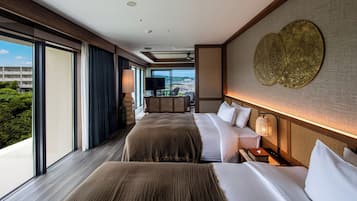 Corner Premium Suite with Lounge Access | Down comforters, in-room safe, WiFi (free), bed sheets