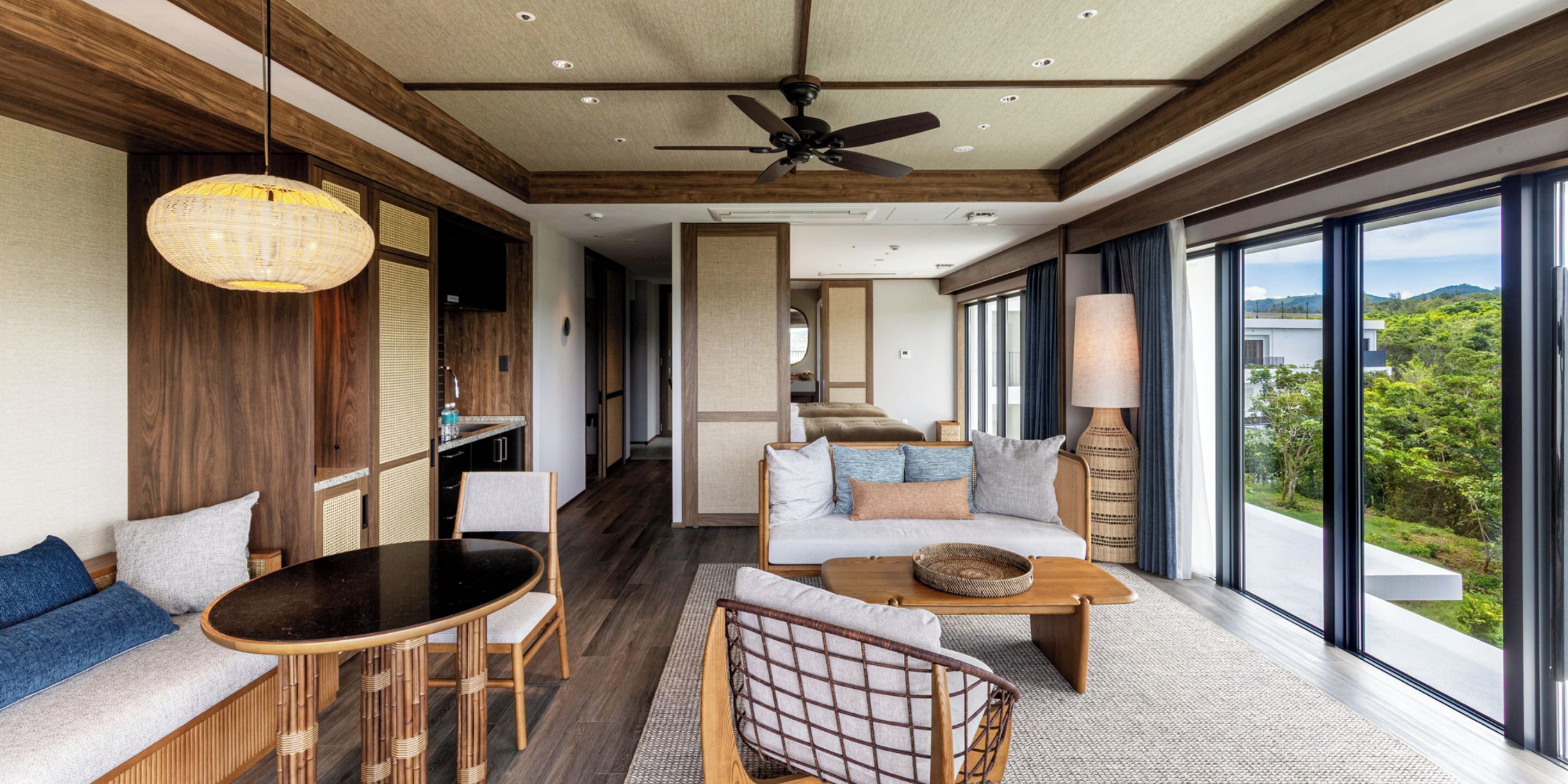 Corner Premium Suite with Lounge Access | Down comforters, in-room safe, WiFi (free), bed sheets