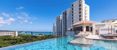 Una piscina techada, una piscina al aire libre