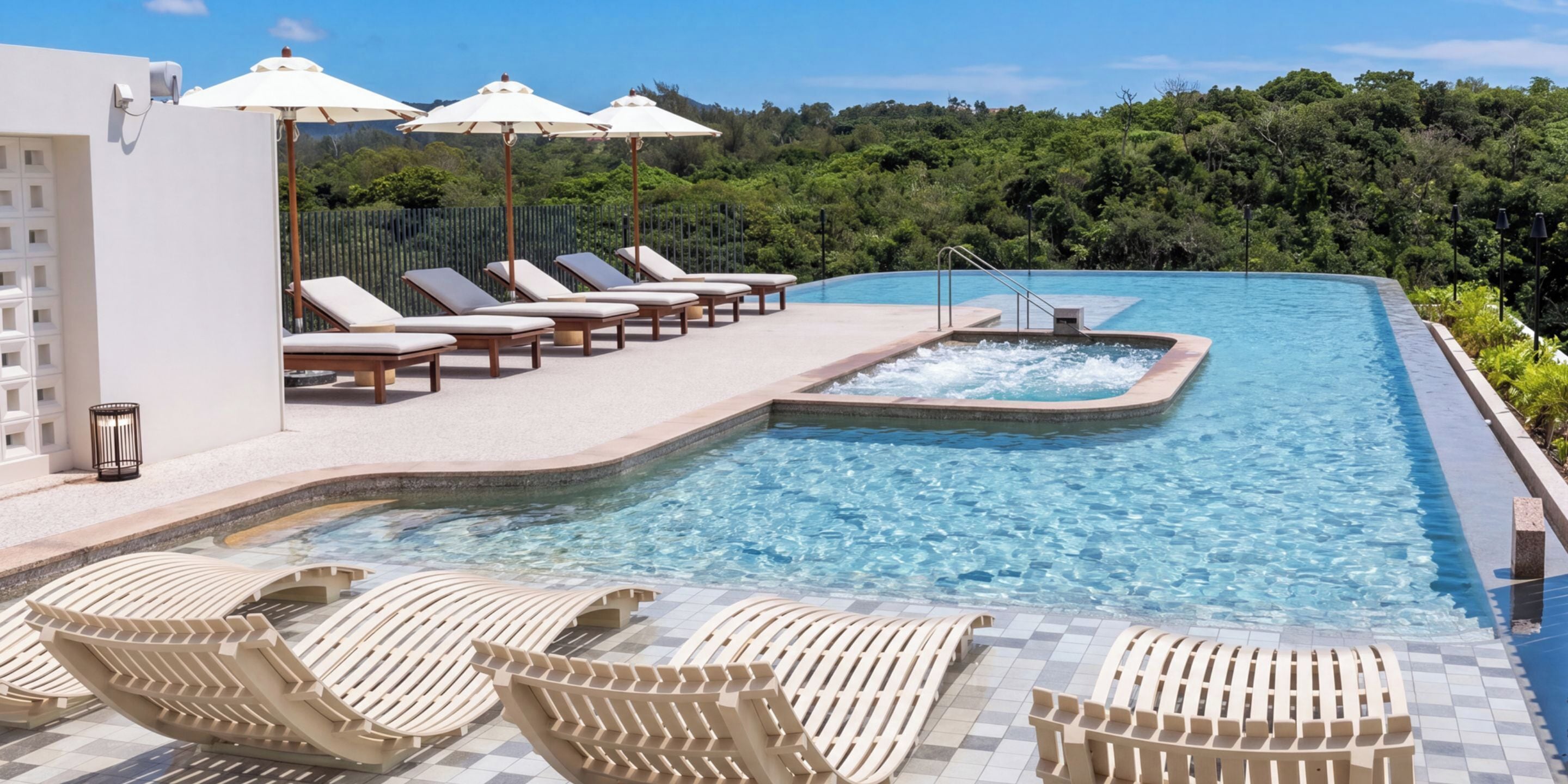 Piscine couverte, piscine extérieure, chaises longues