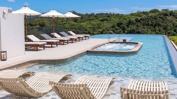 Piscine couverte, piscine extérieure, chaises longues