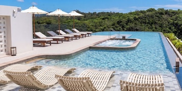Una piscina techada, una piscina al aire libre