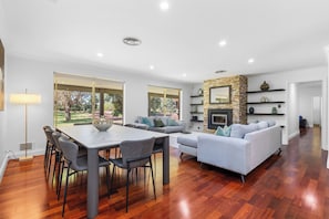 House | 5 bedrooms - Home Hearth A Sepal Stay (Perth)