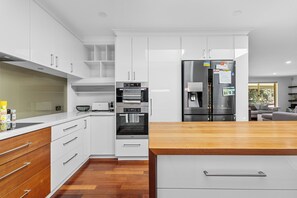 House | 5 bedrooms - Home Hearth A Sepal Stay (Perth)