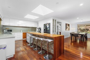 5 bedrooms - Home Hearth A Sepal Stay (Perth)