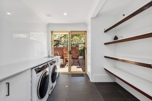 5 bedrooms - Home Hearth A Sepal Stay (Perth)