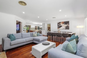 House | 5 bedrooms - Home Hearth A Sepal Stay (Perth)