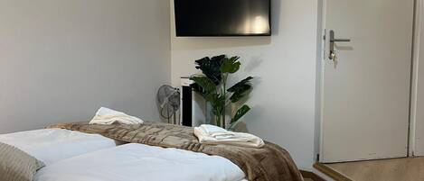 3 bedrooms, iron/ironing board, WiFi, bed sheets