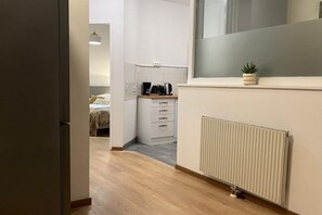 Interior - Modern Room with Balcony Near Rennweg Station (Vienna)