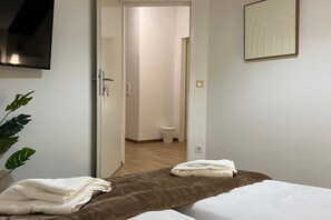 1 bedroom, desk, iron/ironing board, WiFi - Modern Room with Balcony Near Rennweg Station (Vienna)