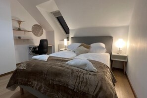 1 bedroom, desk, iron/ironing board, WiFi - Modern Room with Balcony Near Rennweg Station (Vienna)