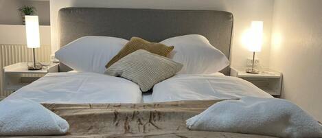 Skrivebord, strykejern/-brett og wi-fi