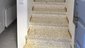 A staircase with speckled steps leading to a landing. - La Maison de la Baume (Volonne)