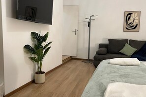 1 bedroom, iron/ironing board, WiFi, bed sheets - Quiet Room with Balcony – Walk to Rennweg Station (Vienna)