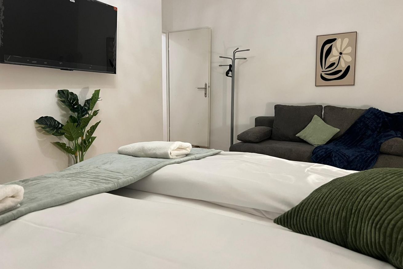 1 dormitorio, tabla de planchar con plancha, wifi y ropa de cama