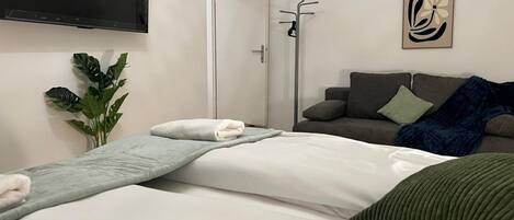 1 dormitorio, tabla de planchar con plancha, wifi y ropa de cama