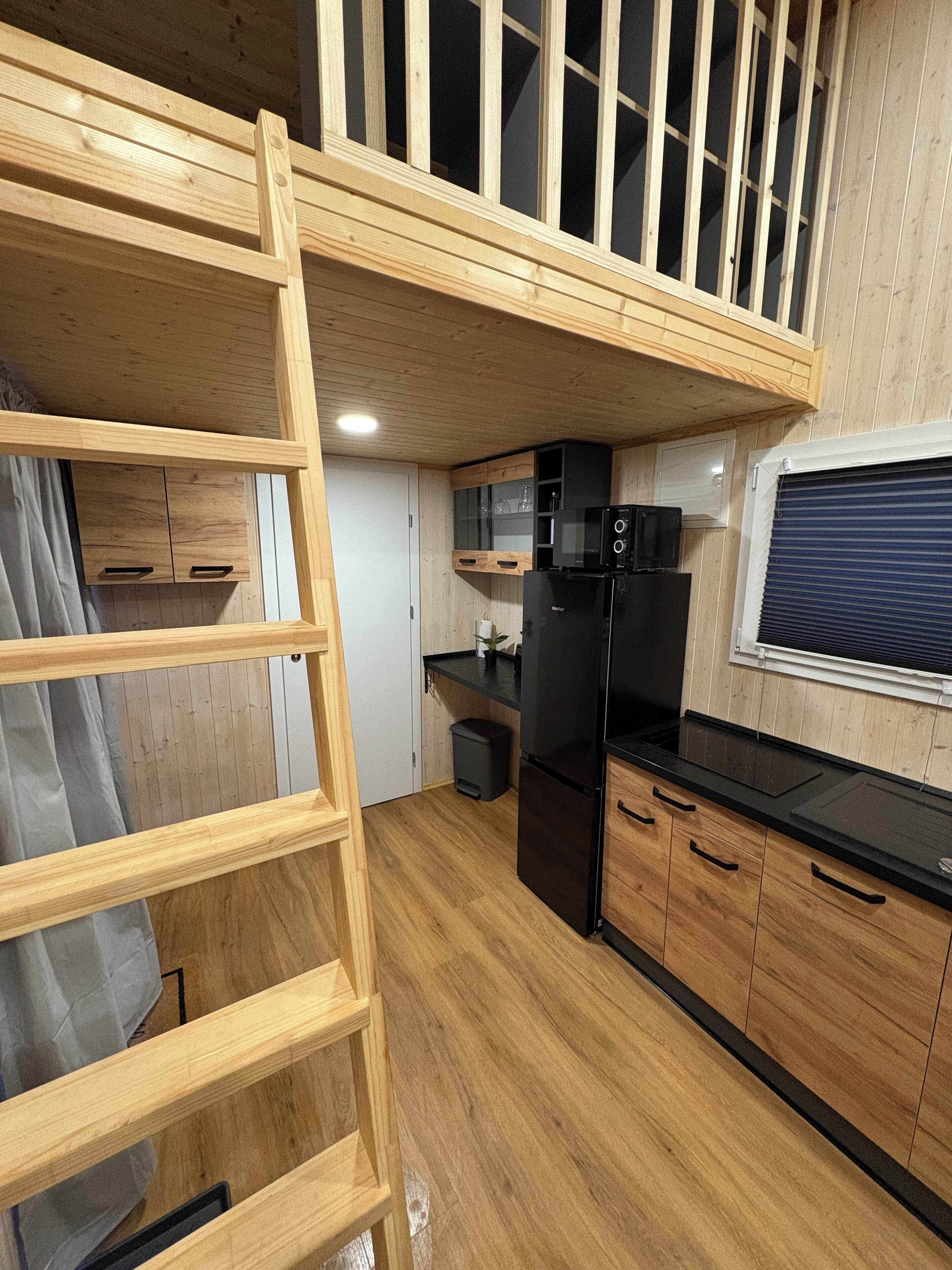 Kühlschrank, Mikrowelle, Herdplatte, Wasserkocher mit Kaffee-/Teezubehör