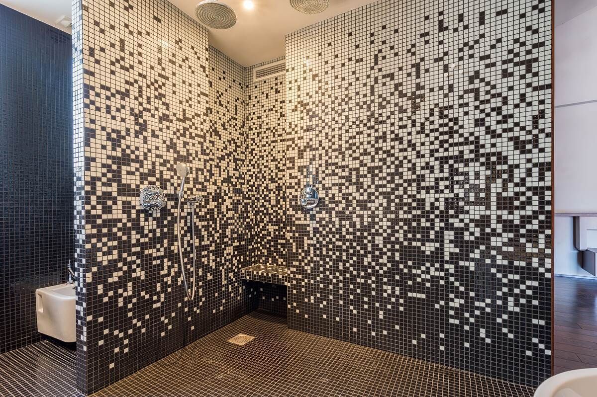 Baignoire à jets, serviettes fournies, papier toilette