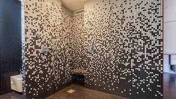 Baignoire Ă jets, serviettes fournies, papier toilette