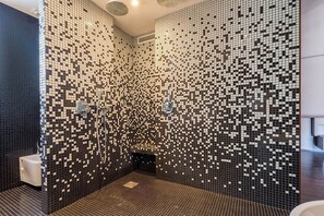 Jetted tub, towels, toilet paper - La Loge de Mer - Urban Lodge - Executive Suite (Perpignan)